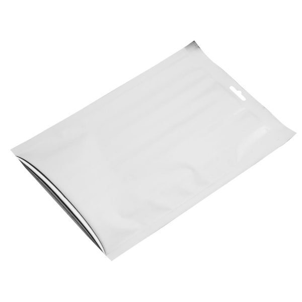 Vogue Gold Embossed Vacuum Pouches 250x350mm (100 Pack) - Image 2