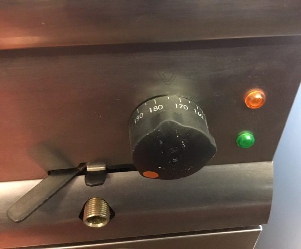 Lincat Single Tank Freestanding Electric Fryer 13amp Plug 9L - Image 3