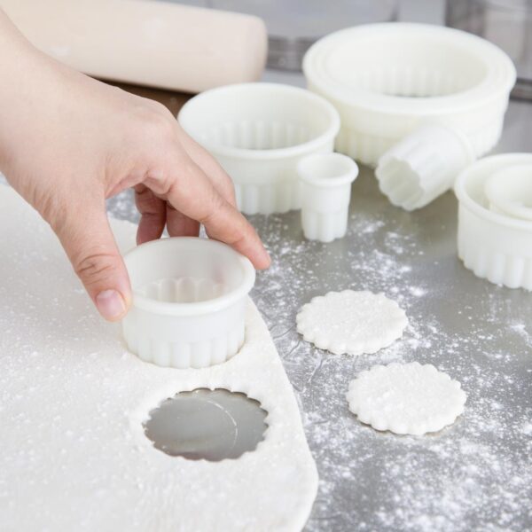 Vogue Serrated Round Pastry Cutters Nylon (Pack 9) - Image 5